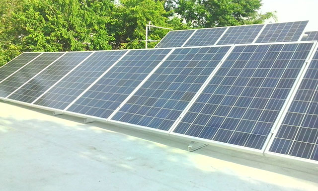 Montage de panneau solaire sur toit plat à inclinaison réglable