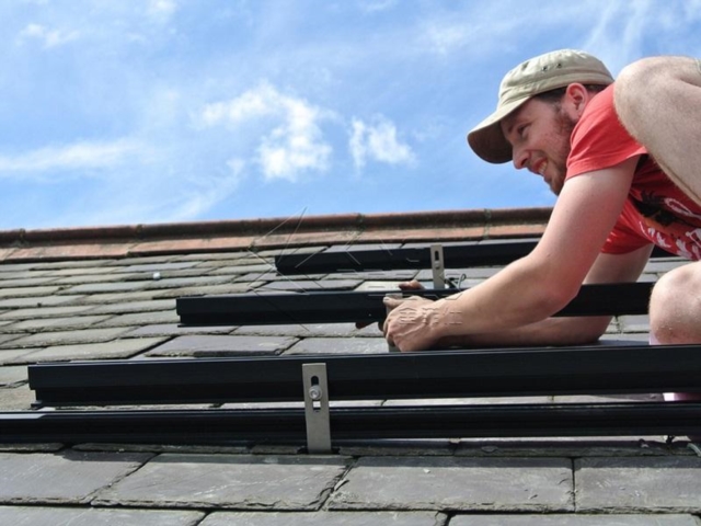 Système de montage solaire sur le toit avec supports de tuiles en ardoise