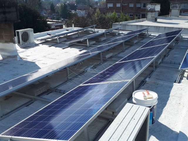 Montage de panneau solaire sur toit plat à inclinaison réglable