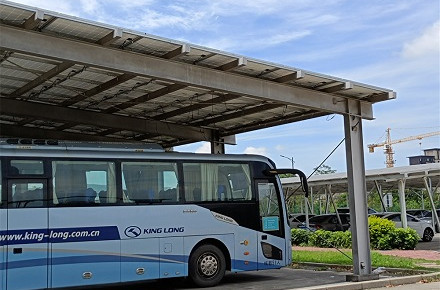 Projet de montage de structure en acier de stationnement de bus solaire
