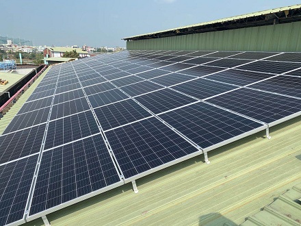 kingfeels installe un montage solaire sur une usine de fabrication en thaïlande.
